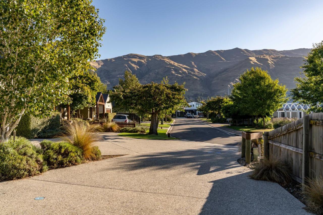 Wanaka Luxury Apartments Екстер'єр фото A street in the suburb of Fendalton